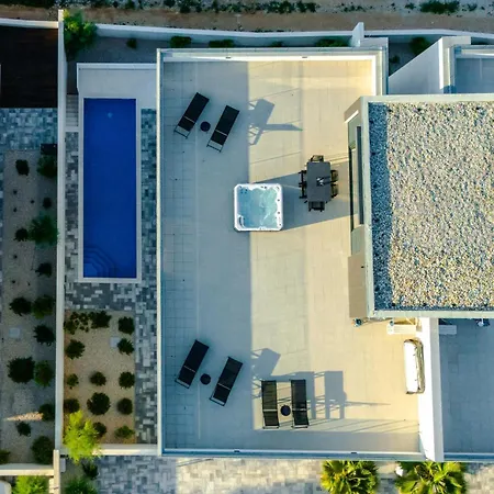 Luxury Beachfront Penthouse With Whirlpool And Spacious Rooftop Terrace, Lejlighed