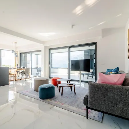 Luxury Beachfront Penthouse With Whirlpool And Spacious Rooftop Terrace, Lejlighed Vinjerac