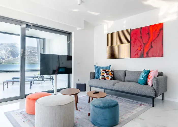 Luxury Beachfront Penthouse With Whirlpool And Spacious Rooftop Terrace, דירה