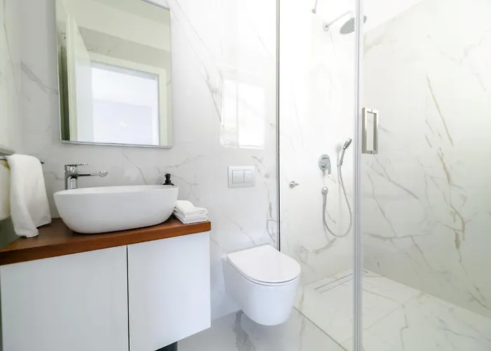 Luxury Beachfront Penthouse With Whirlpool And Spacious Rooftop Terrace, דירה *