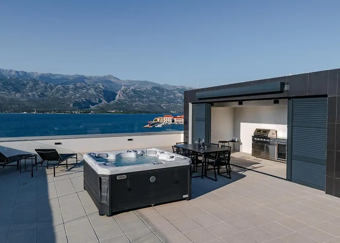 Luxury Beachfront Penthouse With Whirlpool And Spacious Rooftop Terrace, דירה ווינייראץ