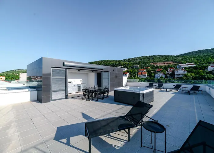 Luxury Beachfront Penthouse With Whirlpool And Spacious Rooftop Terrace, *