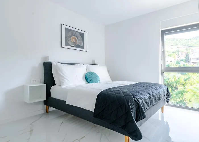Luxury Beachfront Penthouse With Whirlpool And Spacious Rooftop Terrace, דירה