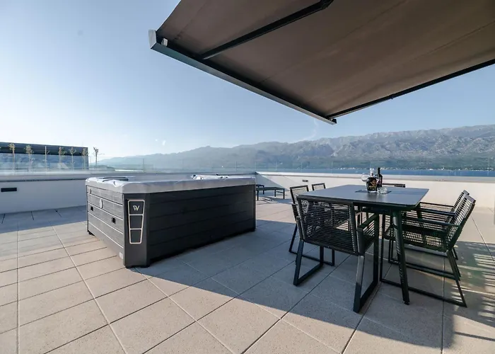 Luxury Beachfront Penthouse With Whirlpool And Spacious Rooftop Terrace, דירה ווינייראץ