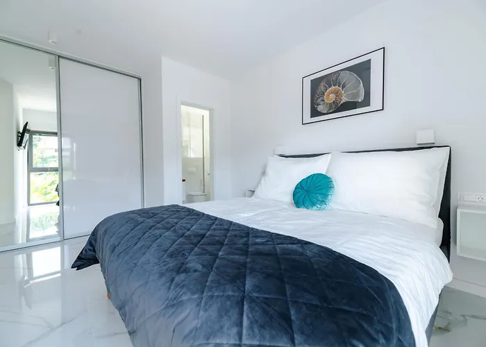 Luxury Beachfront Penthouse With Whirlpool And Spacious Rooftop Terrace, ווינייראץ