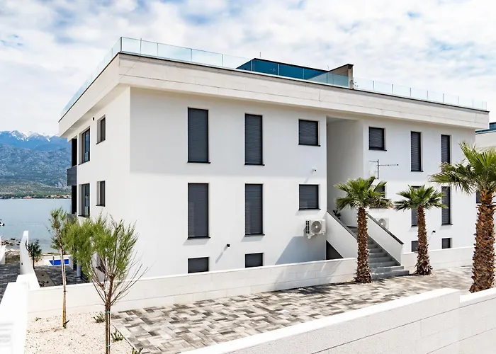Luxury Beachfront Penthouse With Whirlpool And Spacious Rooftop Terrace, דירה ווינייראץ