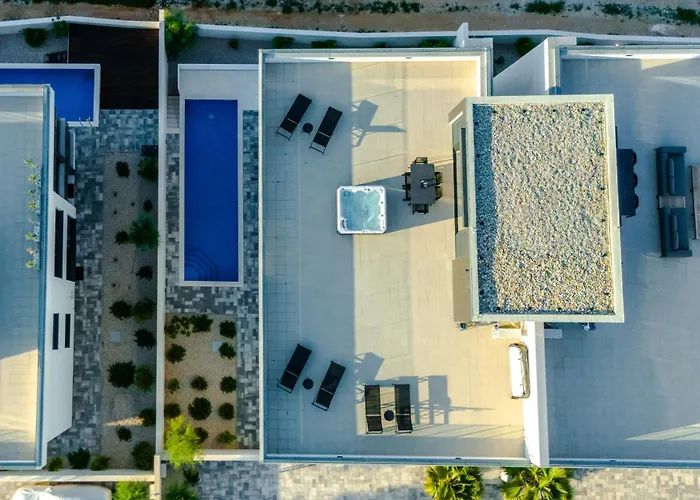 Luxury Beachfront Penthouse With Whirlpool And Spacious Rooftop Terrace, דירה