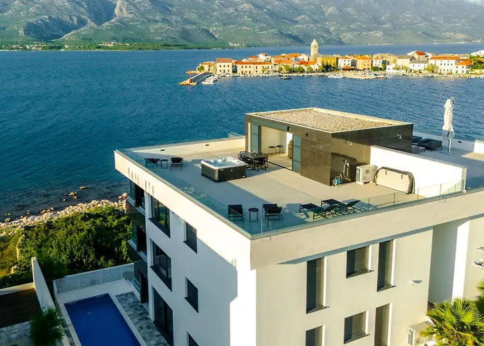 Luxury Beachfront Penthouse With Whirlpool And Spacious Rooftop Terrace, ווינייראץ