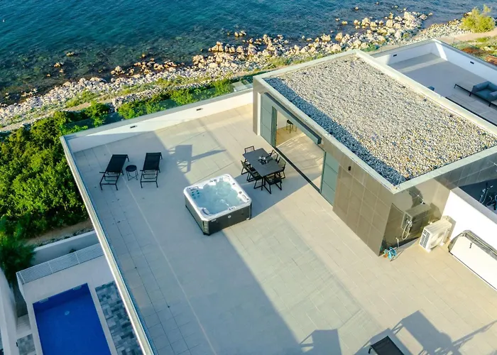 Luxury Beachfront Penthouse With Whirlpool And Spacious Rooftop Terrace, דירה
