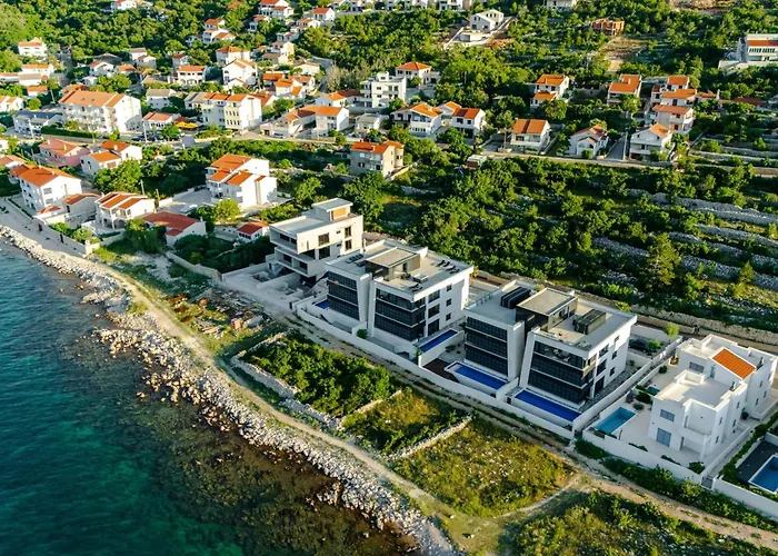 Luxury Beachfront Penthouse With Whirlpool And Spacious Rooftop Terrace, דירה *