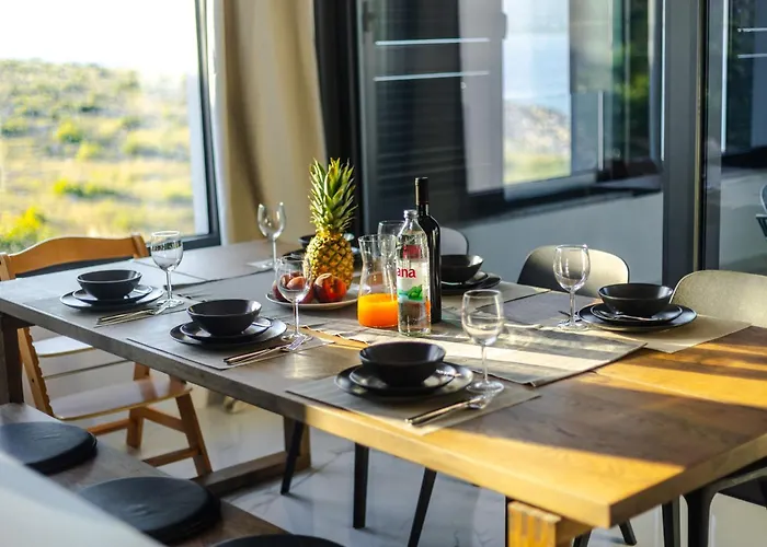 Luxury Beachfront Penthouse With Whirlpool And Spacious Rooftop Terrace, דירה
