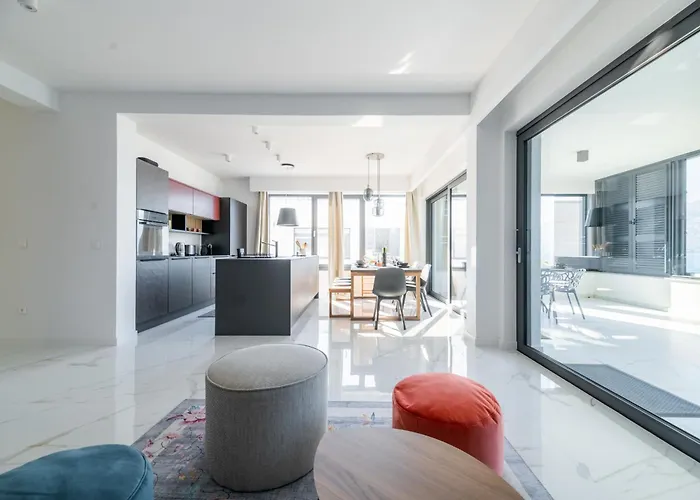 Luxury Beachfront Penthouse With Whirlpool And Spacious Rooftop Terrace, דירה