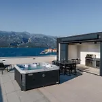 Luxury Beachfront Penthouse With Whirlpool And Spacious Rooftop Terrace, Appartement Vinjerac