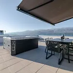 Luxury Beachfront Penthouse With Whirlpool And Spacious Rooftop Terrace, Appartement Vinjerac