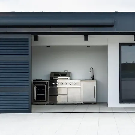 Luxury Beachfront Penthouse With Whirlpool And Spacious Rooftop Terrace, ווינייראץ