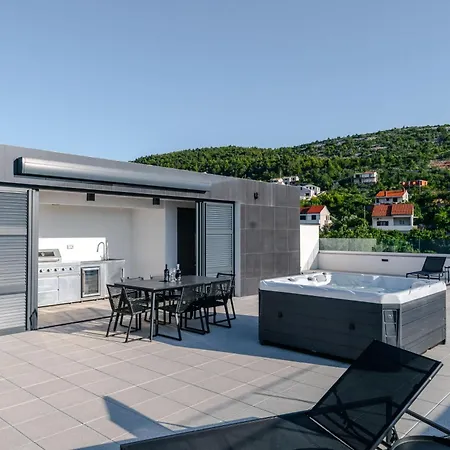 Luxury Beachfront Penthouse With Whirlpool And Spacious Rooftop Terrace, Διαμέρισμα