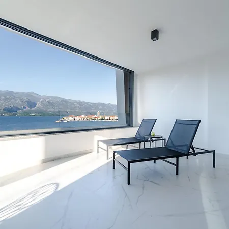 Luxury Beachfront Penthouse With Whirlpool And Spacious Rooftop Terrace, דירה *
