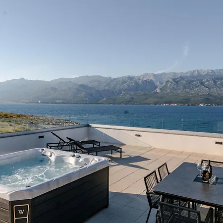 Luxury Beachfront Penthouse With Whirlpool And Spacious Rooftop Terrace, דירה
