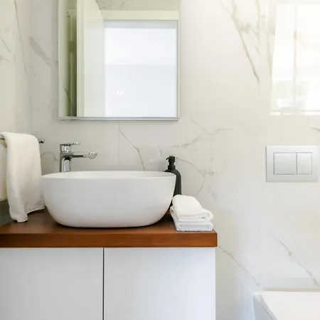 Luxury Beachfront Penthouse With Whirlpool And Spacious Rooftop Terrace, דירה *