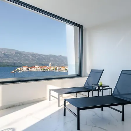 Luxury Beachfront Penthouse With Whirlpool And Spacious Rooftop Terrace, Appartement Vinjerac