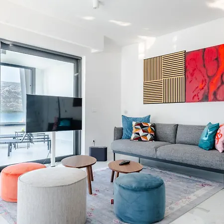 Luxury Beachfront Penthouse With Whirlpool And Spacious Rooftop Terrace, דירה