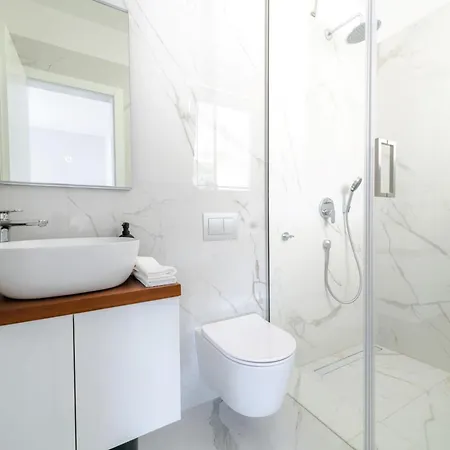 Luxury Beachfront Penthouse With Whirlpool And Spacious Rooftop Terrace, דירה *