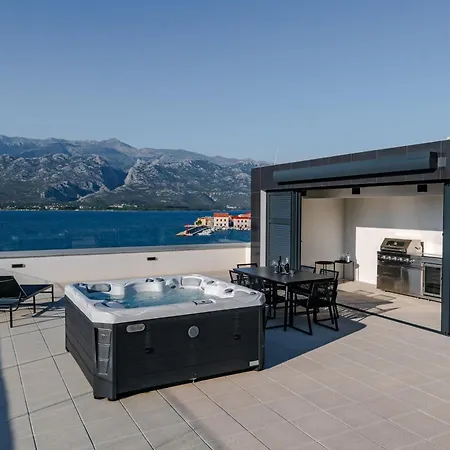 Luxury Beachfront Penthouse With Whirlpool And Spacious Rooftop Terrace, דירה ווינייראץ
