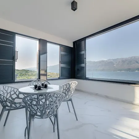 Appartement Luxury Beachfront Penthouse With Whirlpool And Spacious Rooftop Terrace, Vinjerac