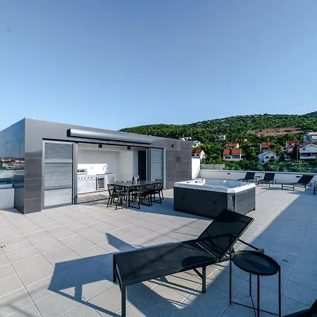 Luxury Beachfront Penthouse With Whirlpool And Spacious Rooftop Terrace, *