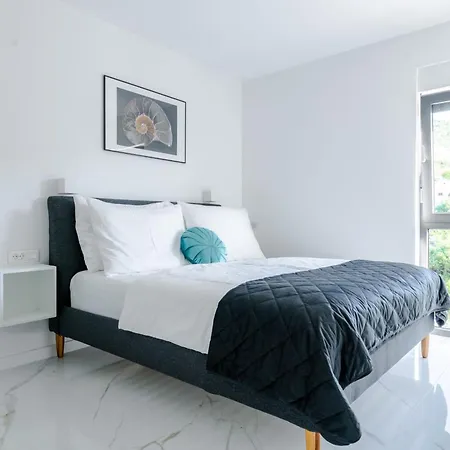 Luxury Beachfront Penthouse With Whirlpool And Spacious Rooftop Terrace, דירה