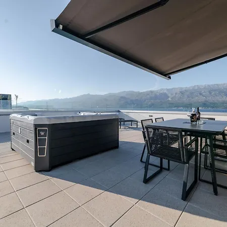 Luxury Beachfront Penthouse With Whirlpool And Spacious Rooftop Terrace, דירה ווינייראץ