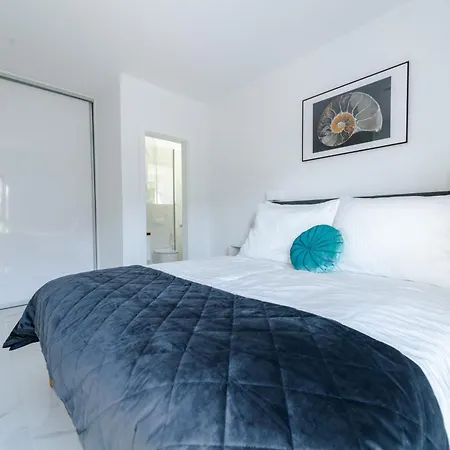 Luxury Beachfront Penthouse With Whirlpool And Spacious Rooftop Terrace, ווינייראץ