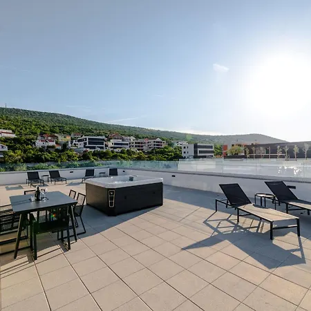 Luxury Beachfront Penthouse With Whirlpool And Spacious Rooftop Terrace,