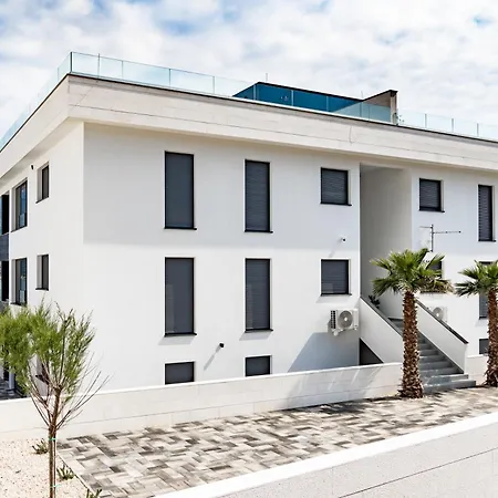 Luxury Beachfront Penthouse With Whirlpool And Spacious Rooftop Terrace, Appartement Vinjerac