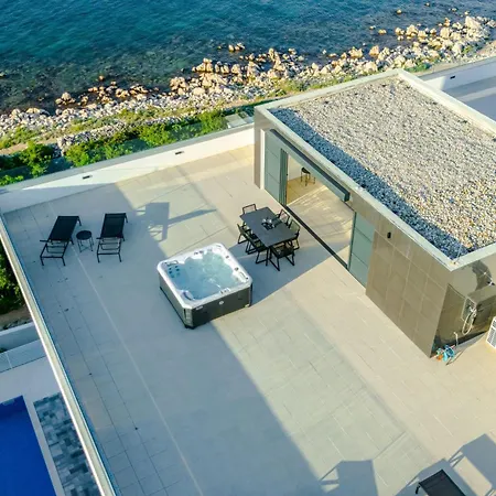 Luxury Beachfront Penthouse With Whirlpool And Spacious Rooftop Terrace, Appartement