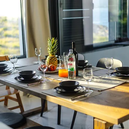 Luxury Beachfront Penthouse With Whirlpool And Spacious Rooftop Terrace, דירה