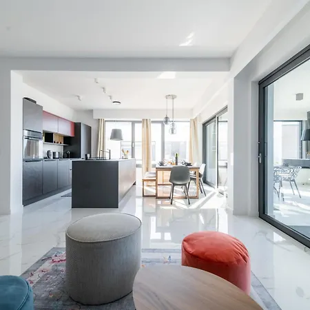 Luxury Beachfront Penthouse With Whirlpool And Spacious Rooftop Terrace, דירה