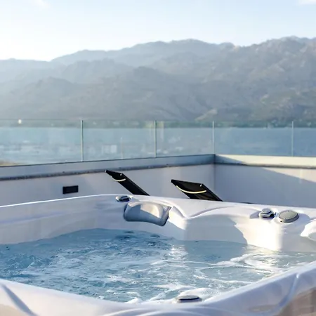 דירה Luxury Beachfront Penthouse With Whirlpool And Spacious Rooftop Terrace,