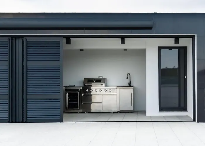 Luxury Beachfront Penthouse With Whirlpool And Spacious Rooftop Terrace, Vinjerac