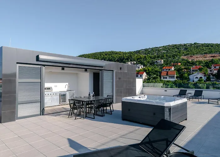 Luxury Beachfront Penthouse With Whirlpool And Spacious Rooftop Terrace, Διαμέρισμα