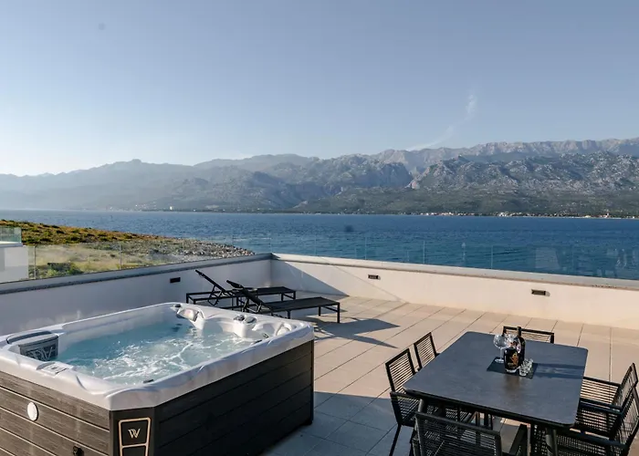 Luxury Beachfront Penthouse With Whirlpool And Spacious Rooftop Terrace, Διαμέρισμα